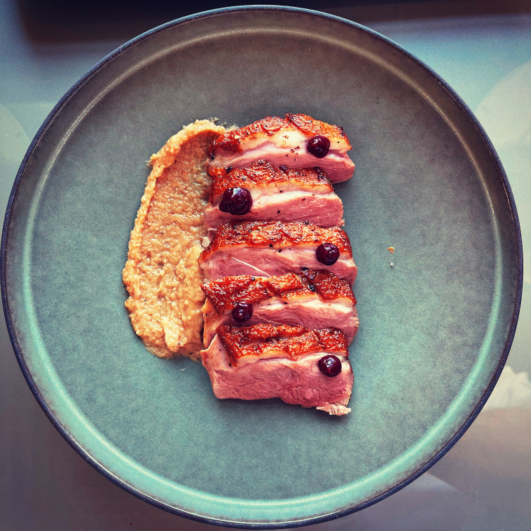 חזה ברווז, קרם של אגוזי לוז וקולי דומדמניות יער