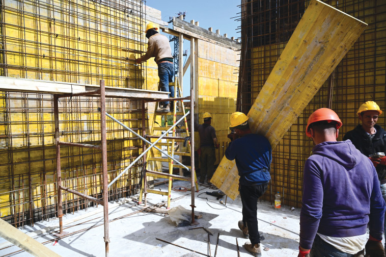 הרחקת פועלים ממוצא ערבי המחזיקים בתעודת זהות ישראלית, למצולמים אין קשר לנאמר בכתבה