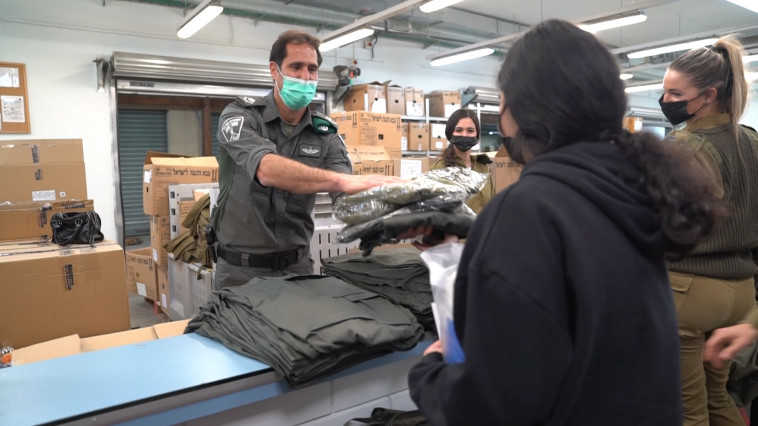  לוחמי ולוחמות משמר הגבול מקבלים את מדי מג''ב בלשכת הגיוס עם גיוסם לשירות חובה