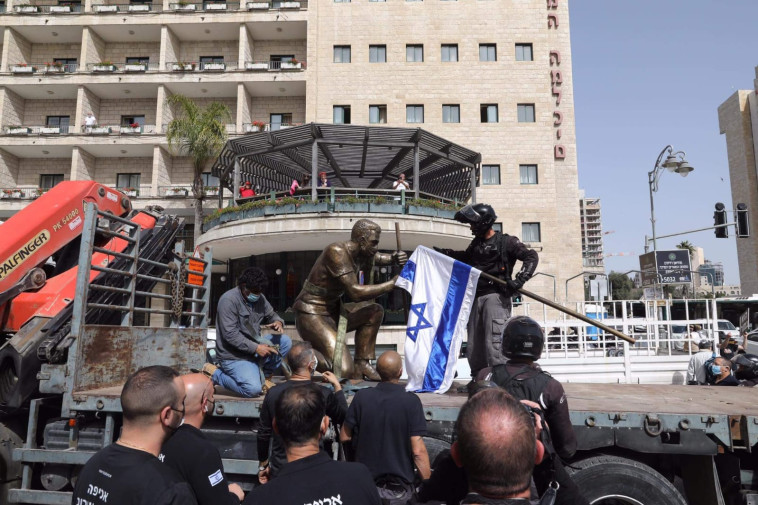 הפסל שהוצב בירושלים 