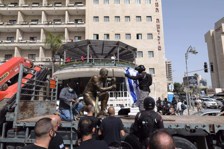 הפסל שהוצב בירושלים  (צילום: מרק ישראל סלם)