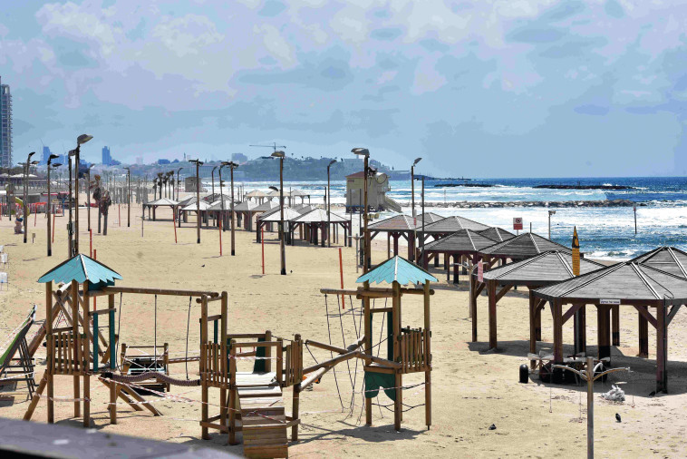 חוף הים בתל אביב ריק בסגר