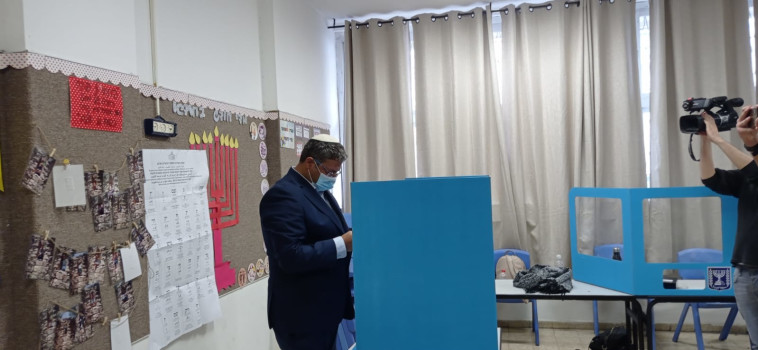 איתמר בן גביר בקלפי בקרית ארבע