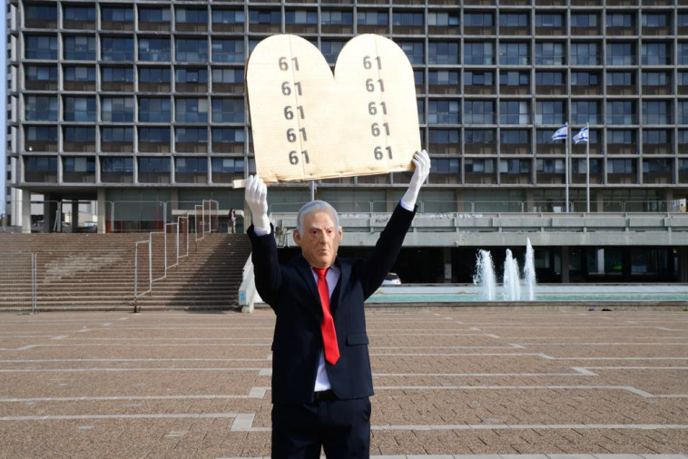 Netanyahu statue in Rabin Square (Photo: Avshalom Shashoni)