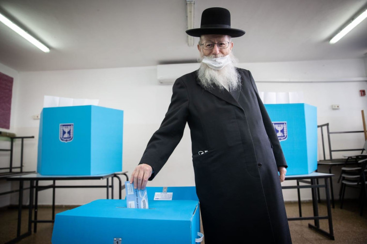 שר השיכון יעקב ליצמן הצביע בקלפי בירושלים (צילום: יונתן זינדל, פלאש 90)