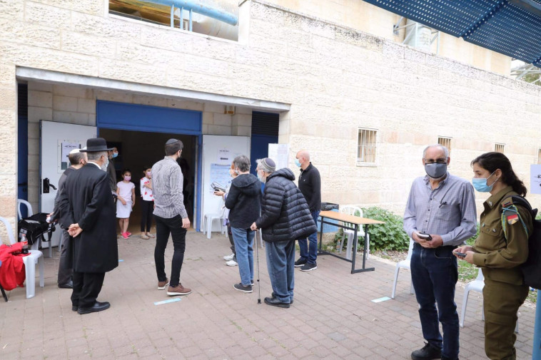מצביעים לכנסת ה-24 בקלפי בירושלים (צילום: מרק ישראל סלם)
