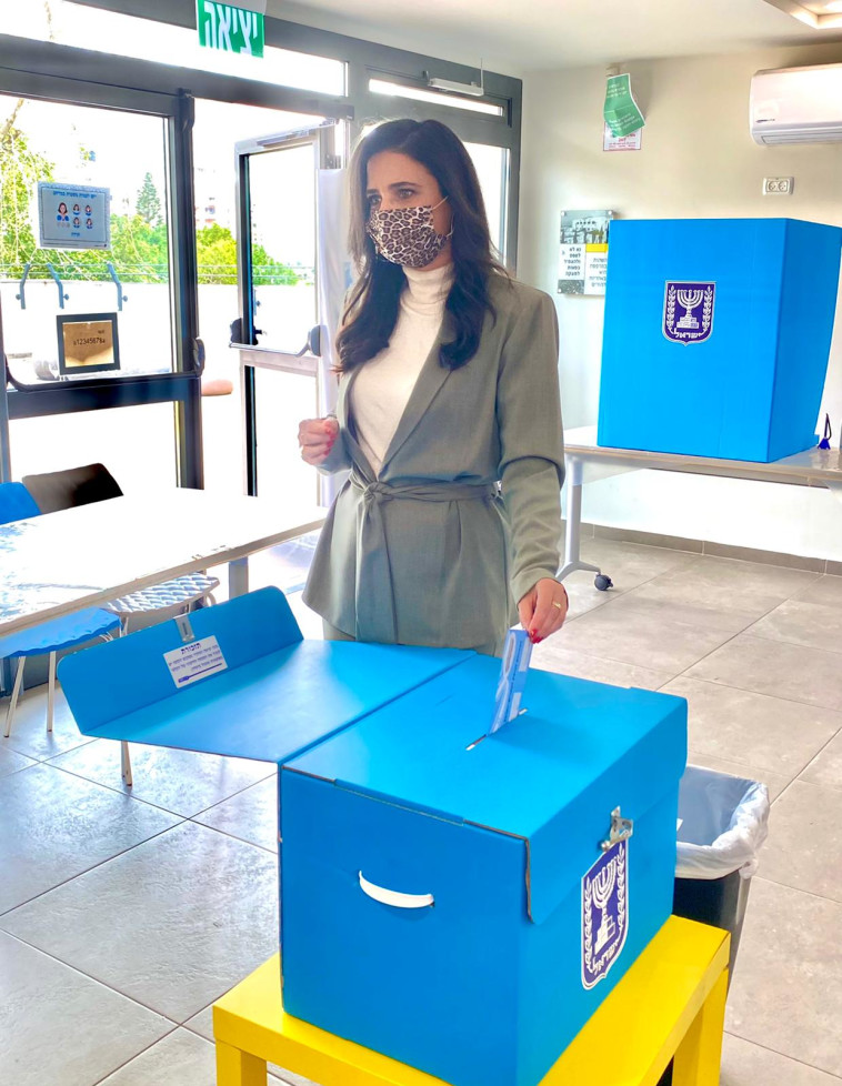 חברת הכנסת איילת שקד מצביעה בקלפי