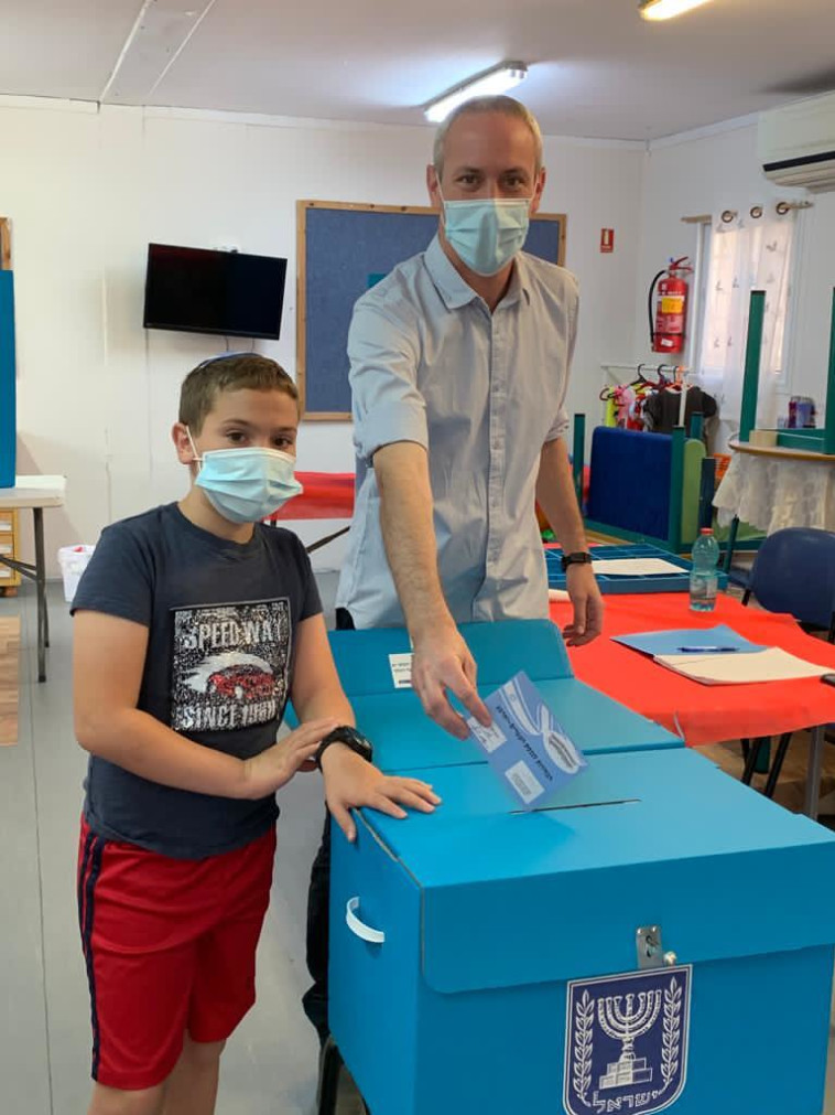 שר התרבות והספורט חילי טרופר מצביע בקלפי