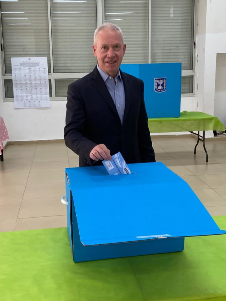 שר החינוך יואב גלנט הצביע בקלפי
