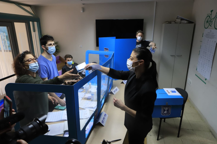 מרב מיכאלי מצביעה בקלפי