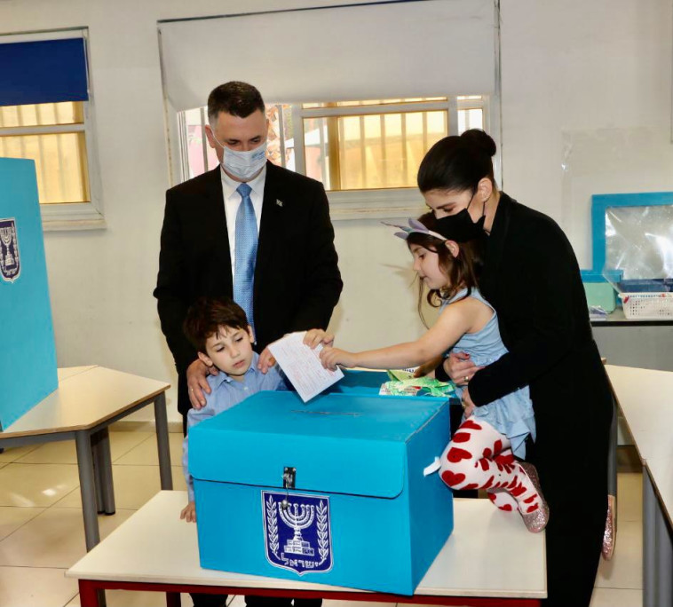 גדעון סער יחד עם אשתו גאולה וילדיהם הגיעו להצביע בקלפי (צילום: אבשלום ששוני)
