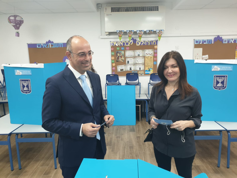 יו''ר המפלגה הכלכלית, פרופ' ירון זליכה, הצביע עם אשתו בקלפי ברמת גן