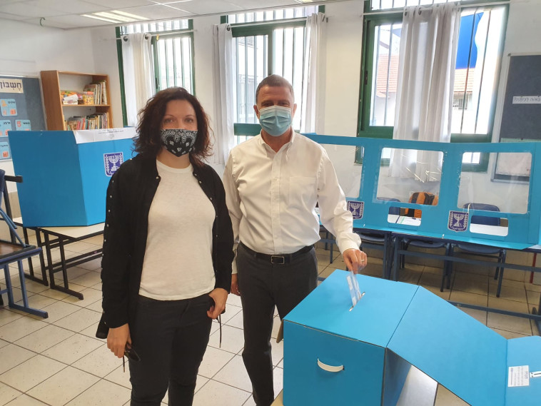 שר הבריאות יולי אדלשטיין הצביע יחד עם רעייתו בקלפי בהרצליה