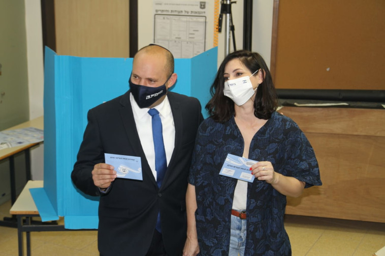 יו''ר ימינה, נפתלי בנט, הגיע להצביע יחד עם רעייתו בקלפי ברעננה