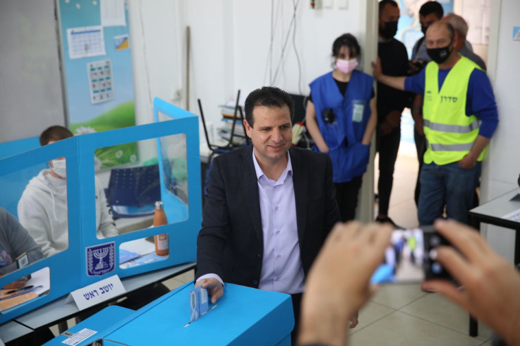 יו''ר הרשימה המשותפת איימן עודה הצביע בקלפי בחיפה