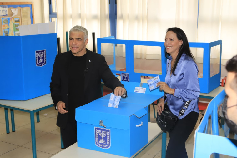 יו''ר יש עתיד, יאיר לפיד, הגיע יחד עם אשתו להצביע בקלפי בתל אביב (צילום: איתן אלחדז/TPS)