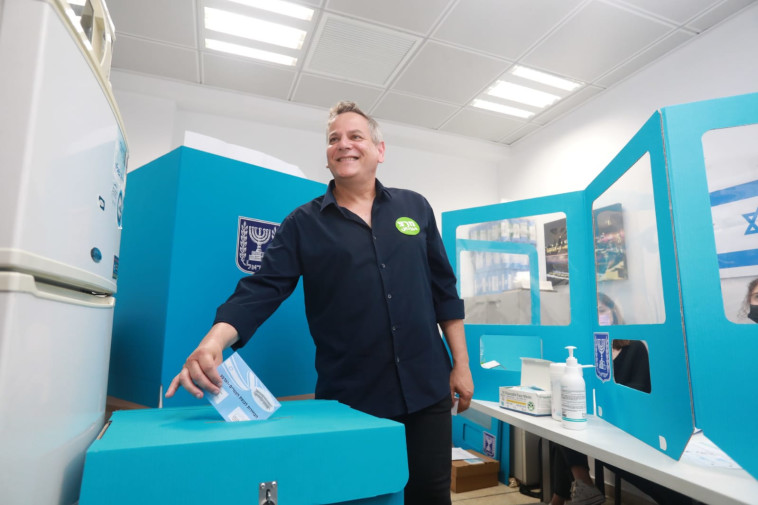 יו''ר מרצ, ניצן הורוביץ, מצביע בקלפי בתל אביב