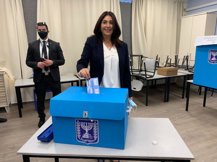 שרת התחבורה מירי רגב הגיעה להצביע בקלפי בראש העין