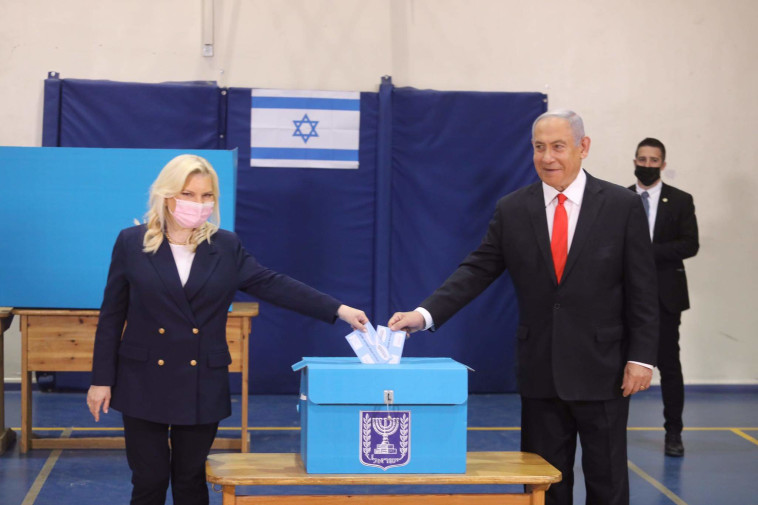 ראש הממשלה בנימין נתניהו הגיע יחד עם רעייתו שרה להצביע בקלפי בירושלים (צילום: מרק ישראל סלם)