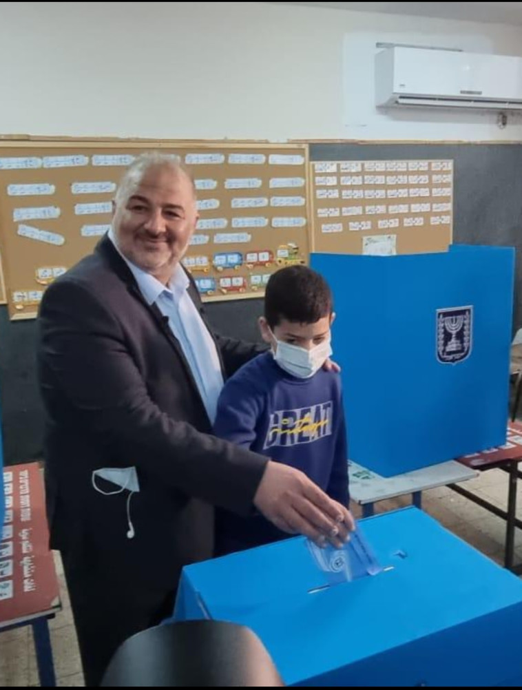 יו''ר מפלגת רע''מ, מנצור עבאס, הצביע בקלפי במקום מגוריו, כפר מג'אר (צילום: ללא קרדיט)