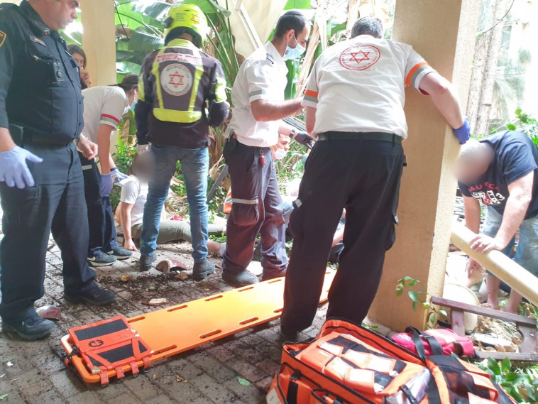 ארבעה בני אדם נפצעו 