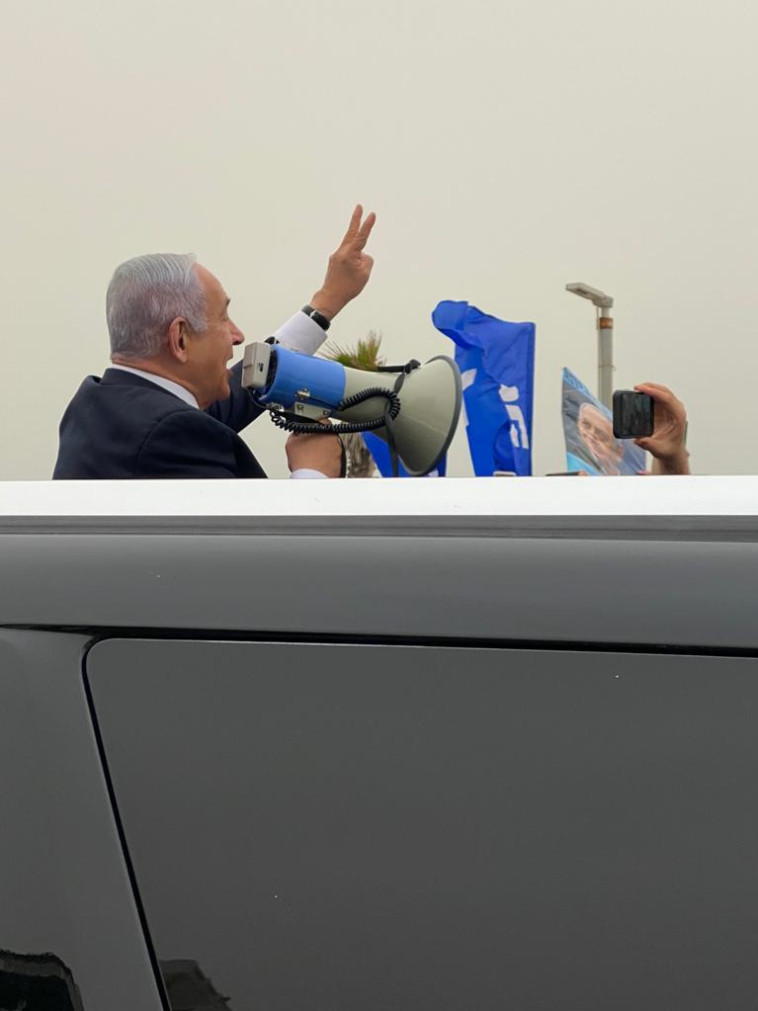 Netanyahu on a tour of the Bat Yam promenade (Photo: Likud spokeswoman)