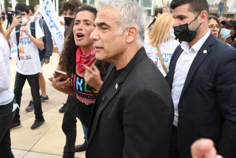 Yair Lapid in Tel Aviv (Photo: Avshalom Shashoni)