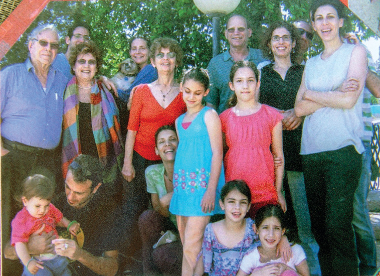 עמוס עוז ומשפחת דגני (צילום: אלבום משפחתי)