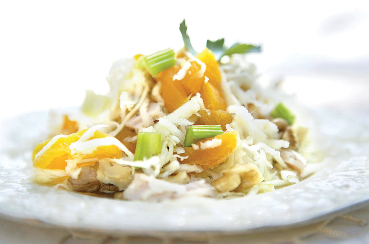 סלט חזה עוף, סלרי ופירות מיובשים