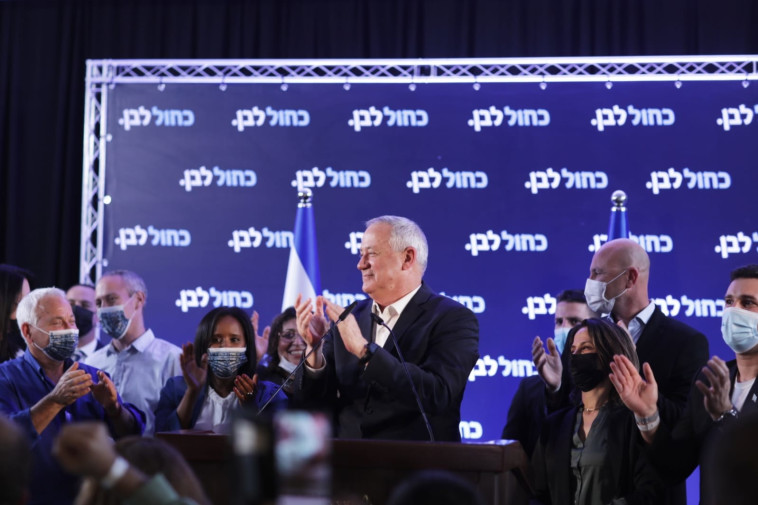 בני גנץ וחברי כחול לבן במטה המפלגה