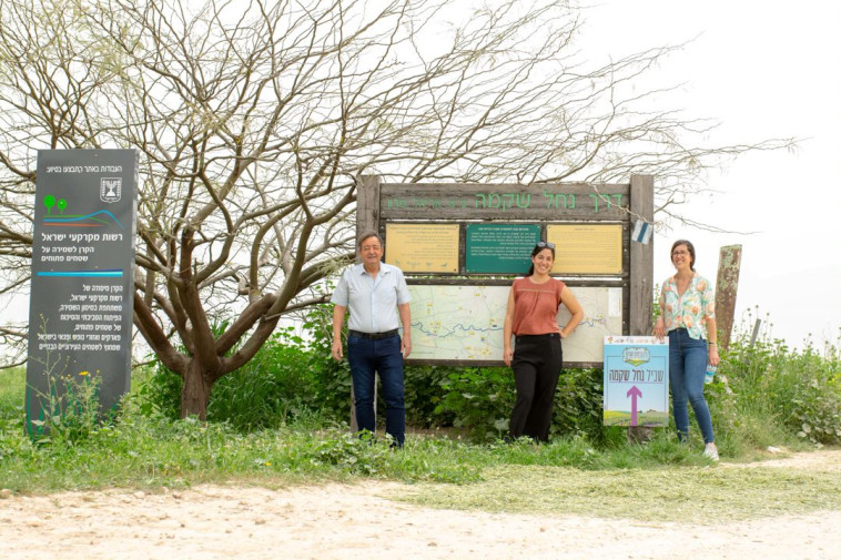 דני מורביה ראש המועצה האזורית לכיש, ניצן מגל ואולגה דוידוביץ' 