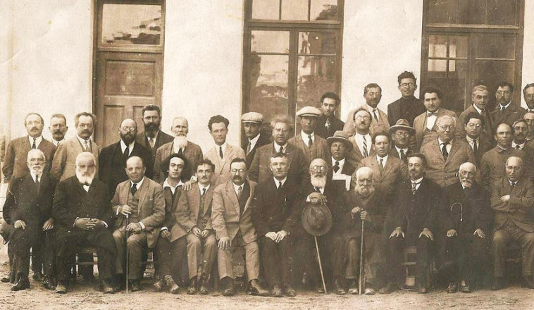 ביאליק (שלישי משמאל ביושבים), שלונסקי שטיינמן בוועידת אגודת הסופרים, 1927 (צילום: ארכיון בית ביאליק)
