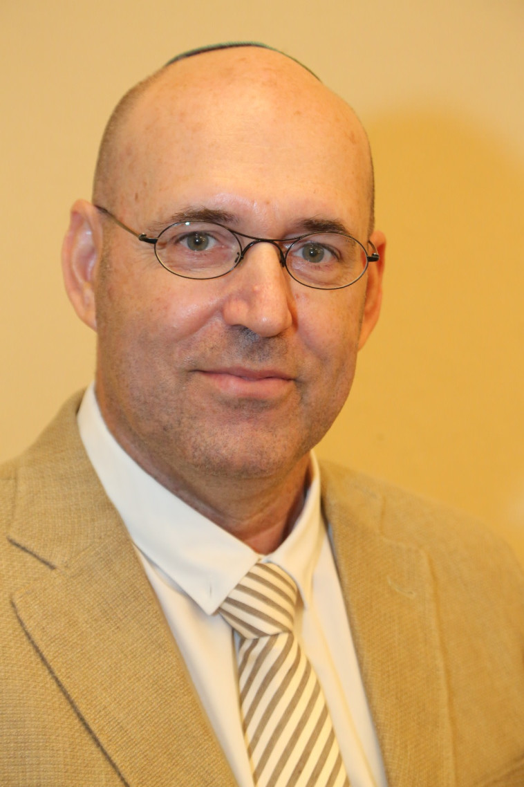 ד''ר דרור דיקר, ניהל את אחת ממחלקות הקורונה הראשונות וצפוי להדליק משואה