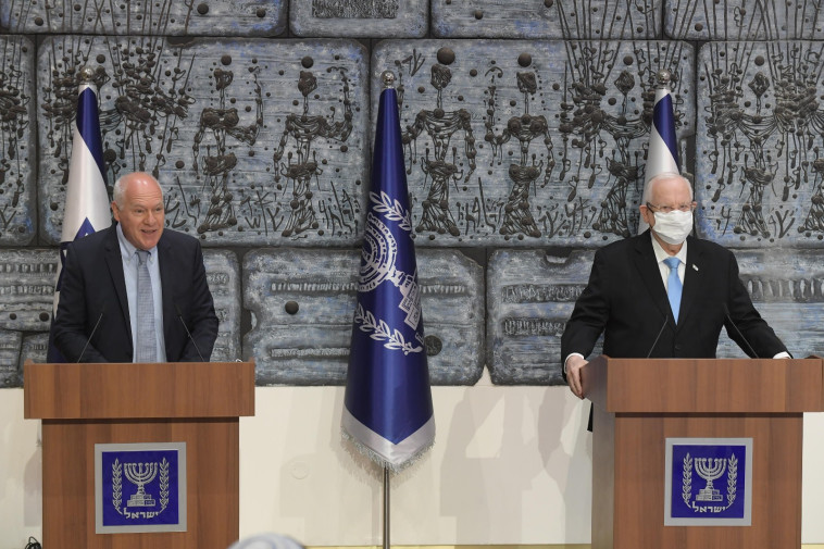 עוזי פוגלמן ונשיא המדינה ראובן ריבלין במעמד קבלת תוצאות הבחירות לכנסת ה-24