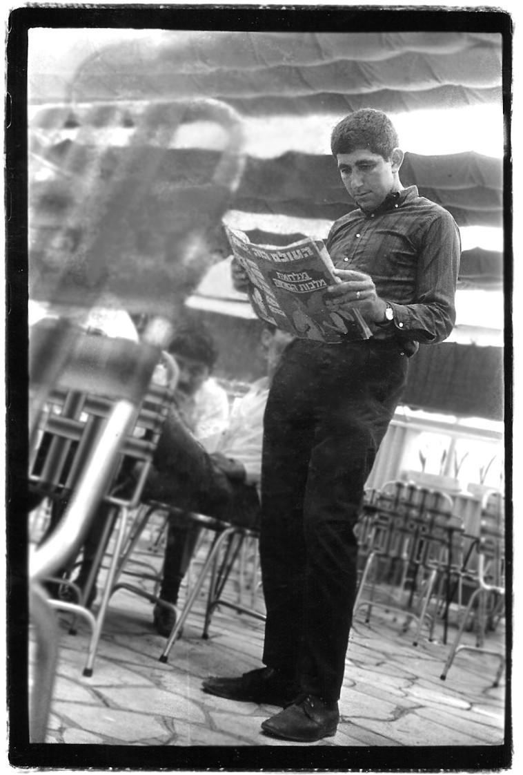 יוסי ריגר עם עיתון ''העולם הזה'' בדיזנגוף