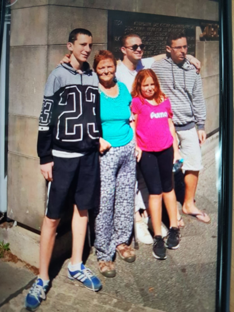 מוניקה ברזל עם ארבעה מנכדיה 