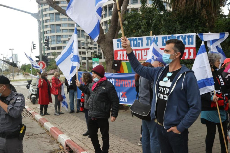 מפגינים מול ביתו של גדעון סער