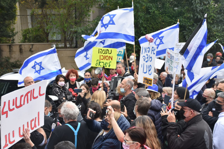 מפגינים מול ביתו של נפתלי בנט