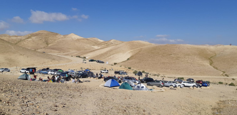 מטיילים בחניון הלילה בבריכת צפירה