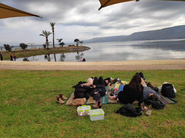 מטיילים הגיעו הבוקר לחוף צמח המחודש