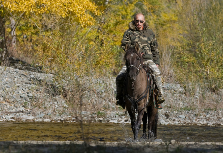 פוטין רכוב על סוס (צילום: רויטרס)