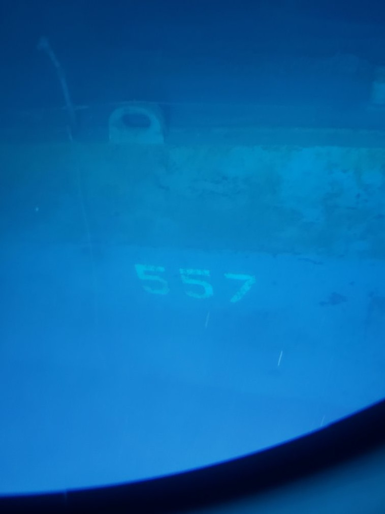 המספר שנמצא על הריסות הספינה (צילום: טוויטר)