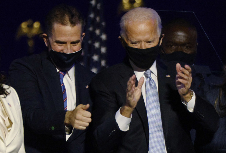 האנטר ביידן לצד אביו הנשיא ג'ו ביידן