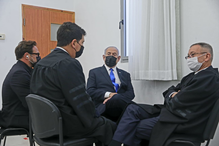ראש הממשלה נתניהו יחד עם צוות ההגנה שלו באולם בית המשפט