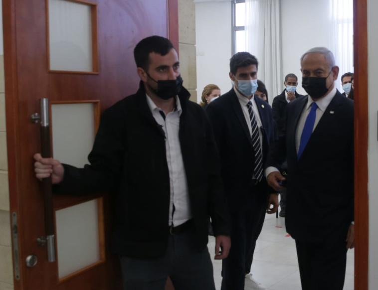 ראש הממשלה בנימין נתניהו עוזב את בית המשפט