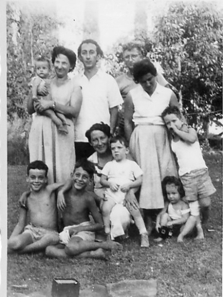 מיכאל קובנר (שני משמאל למטה), בנו של הסופר ומנהיג הפרטיזנים אבא קובנר