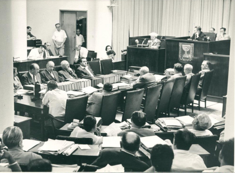 דלת הכניסה המקורית של אולם המליאה בבית פרומין