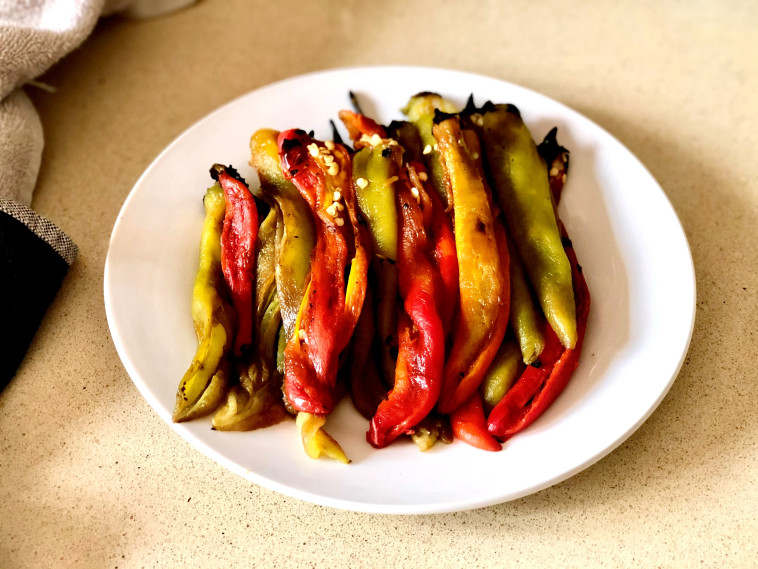 פלפלים קלויים (צילום: פסקל פרץ-רובין)