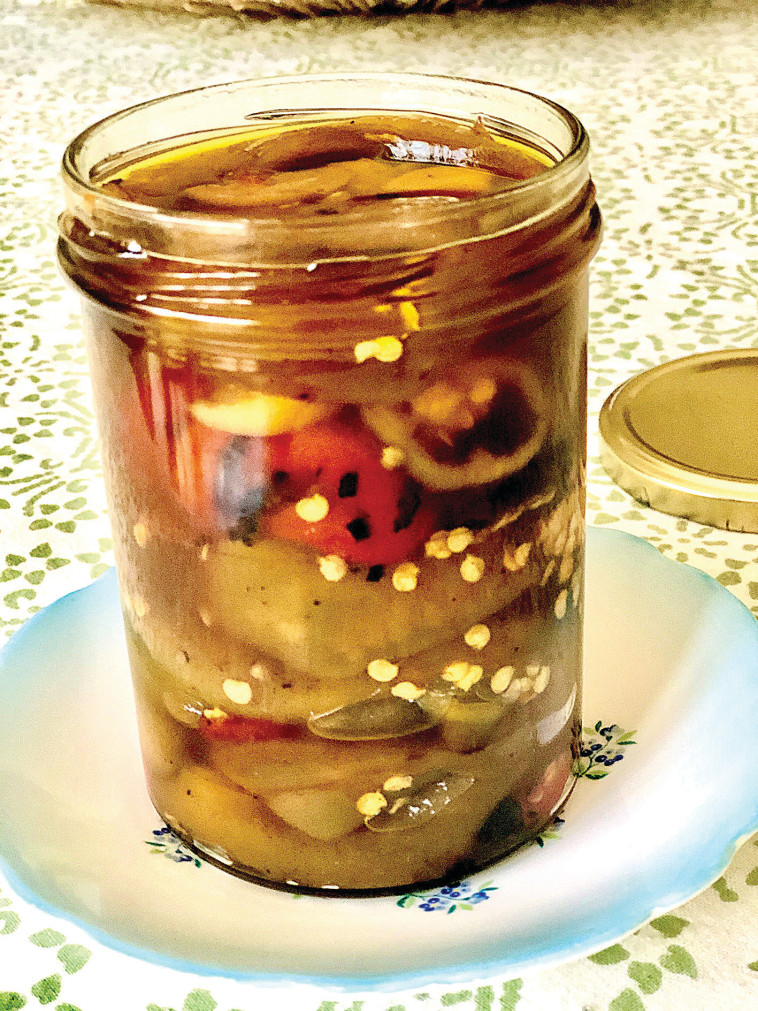 פלפלים כבושים בצנצנת