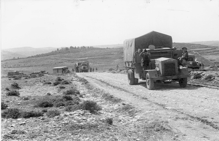  האם היה אפשר לחלץ? שיירת נבי דניאל (צילום: אוצר תמונות הפלמ''ח)